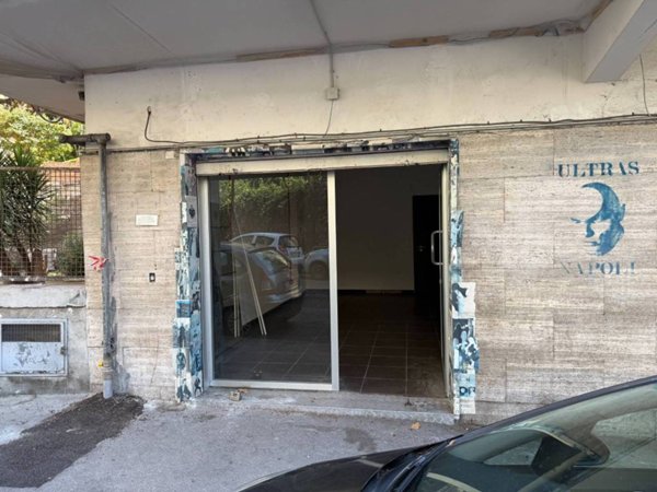negozio in affitto a Napoli in zona Arenella
