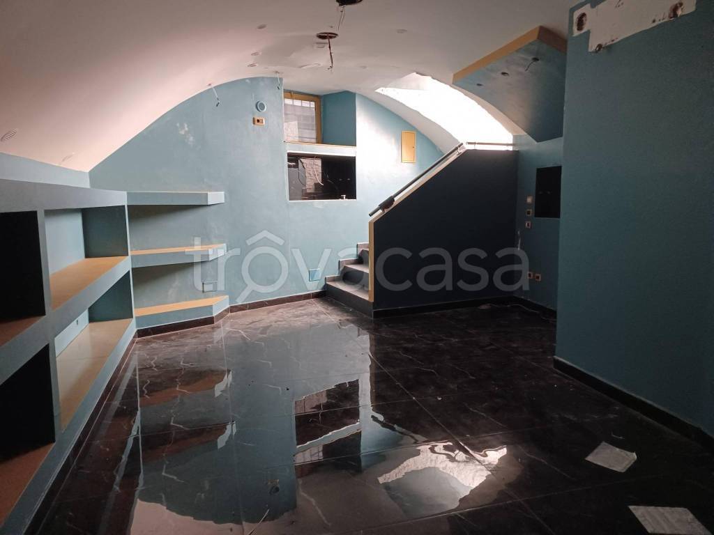 negozio in affitto a Napoli in zona Chiaia
