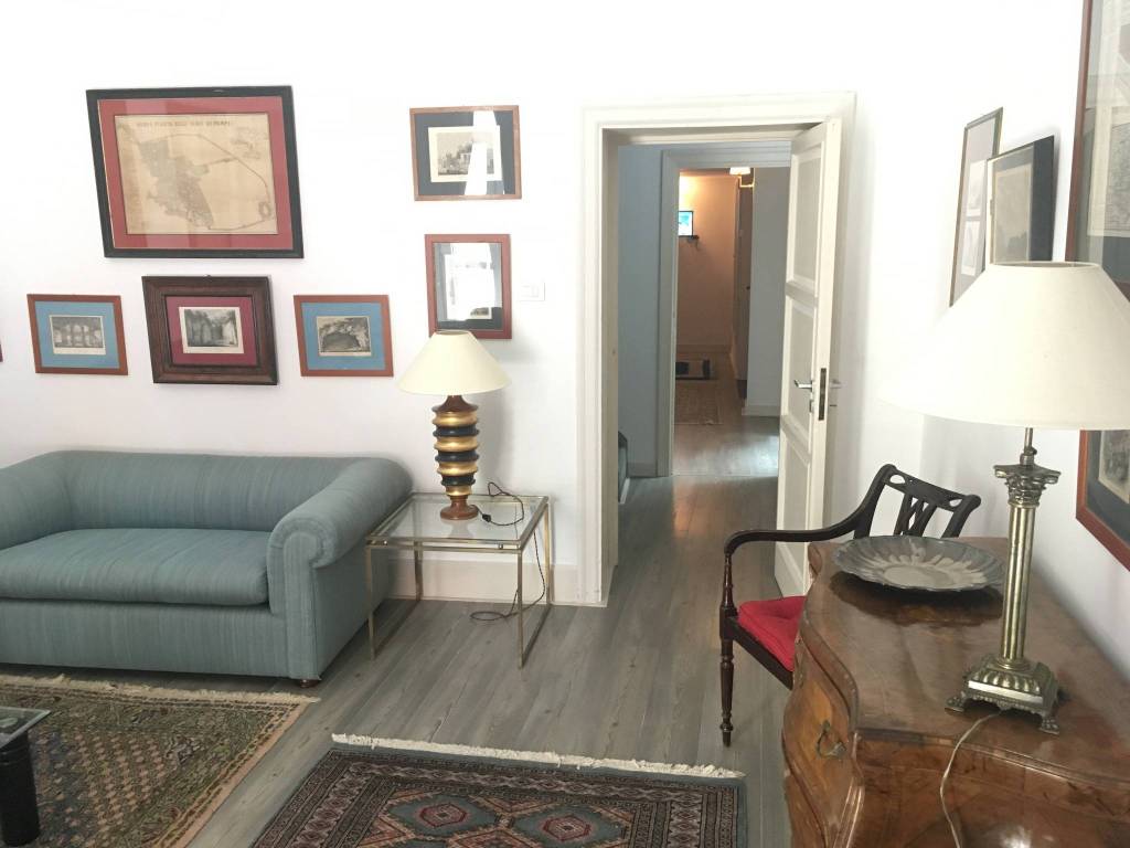appartamento in affitto a Napoli in zona Chiaia