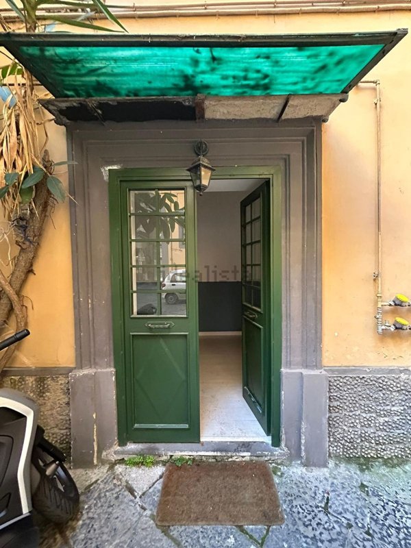 locale commerciale in affitto a Napoli in zona Chiaia