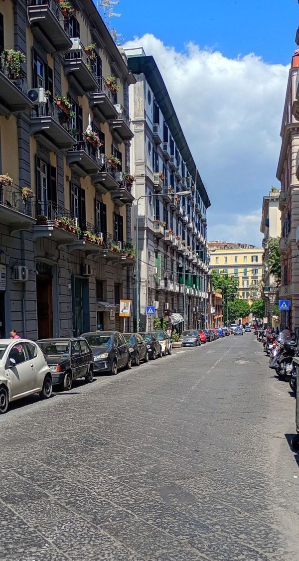 locale commerciale in affitto a Napoli in zona Chiaia