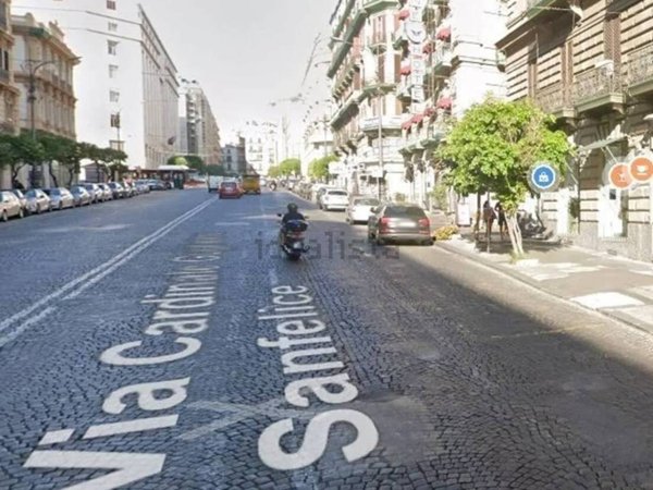 negozio in affitto a Napoli in zona Porto