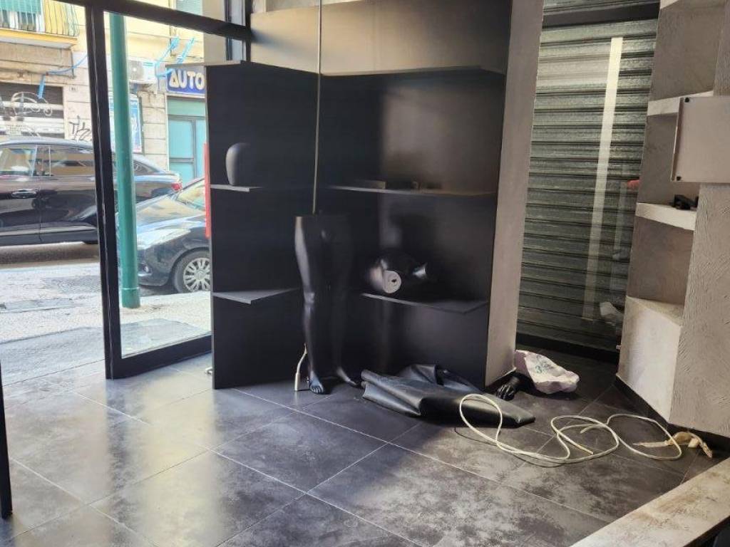 negozio in affitto a Napoli in zona Fuorigrotta