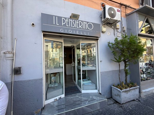locale commerciale in affitto a Napoli in zona Vomero