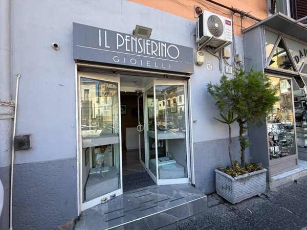 negozio in affitto a Napoli in zona Arenella