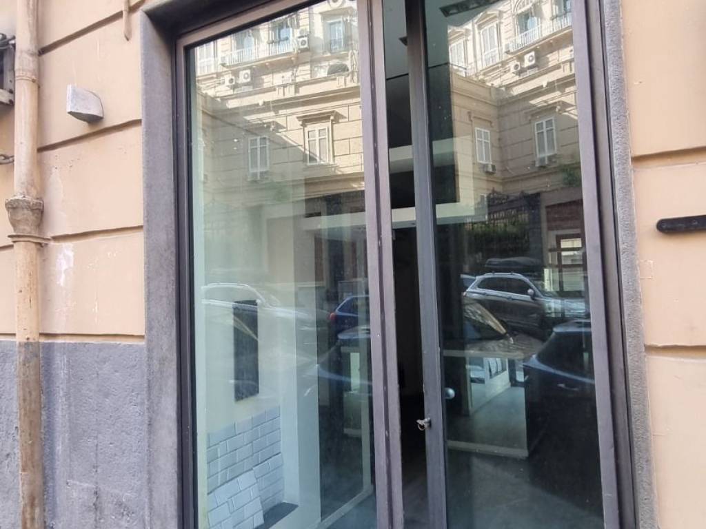 negozio in affitto a Napoli in zona Chiaia