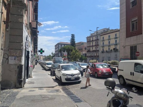 negozio in affitto a Napoli in zona Chiaia