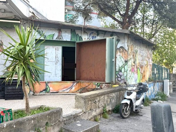 negozio in affitto a Napoli in zona Fuorigrotta