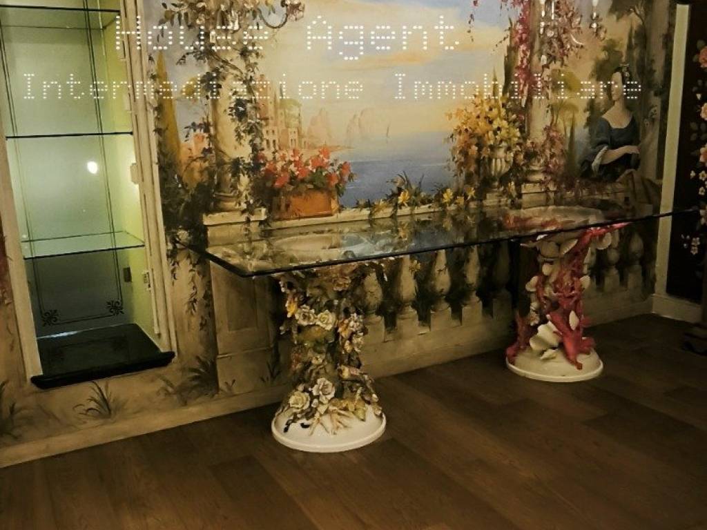 negozio in affitto a Napoli in zona Chiaia