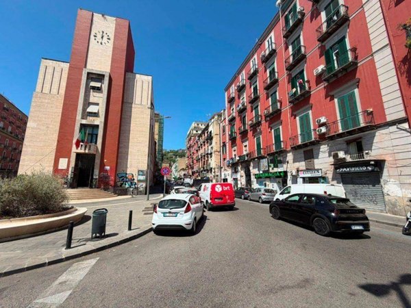 negozio in affitto a Napoli in zona Chiaia