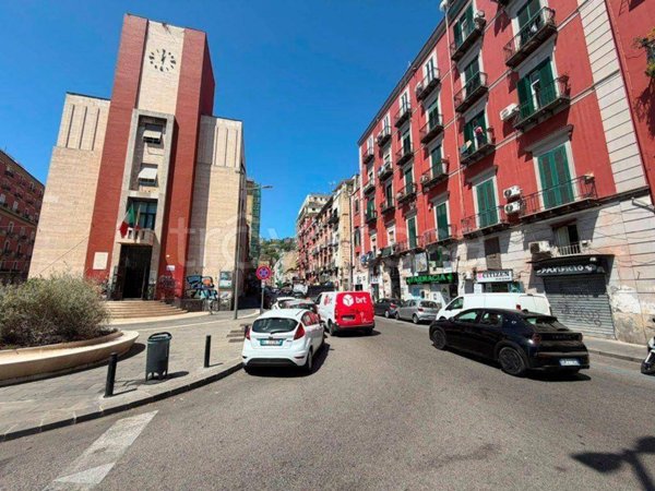 negozio in affitto a Napoli in zona Chiaia