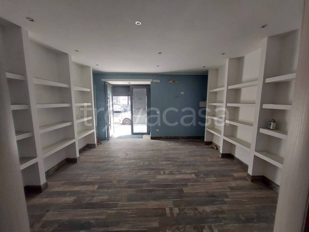 negozio in affitto a Napoli