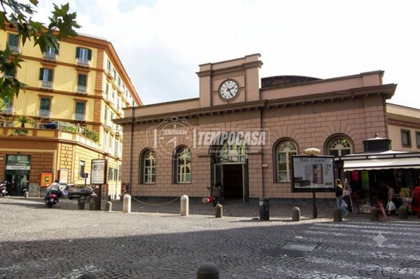 negozio in affitto a Napoli in zona Chiaia