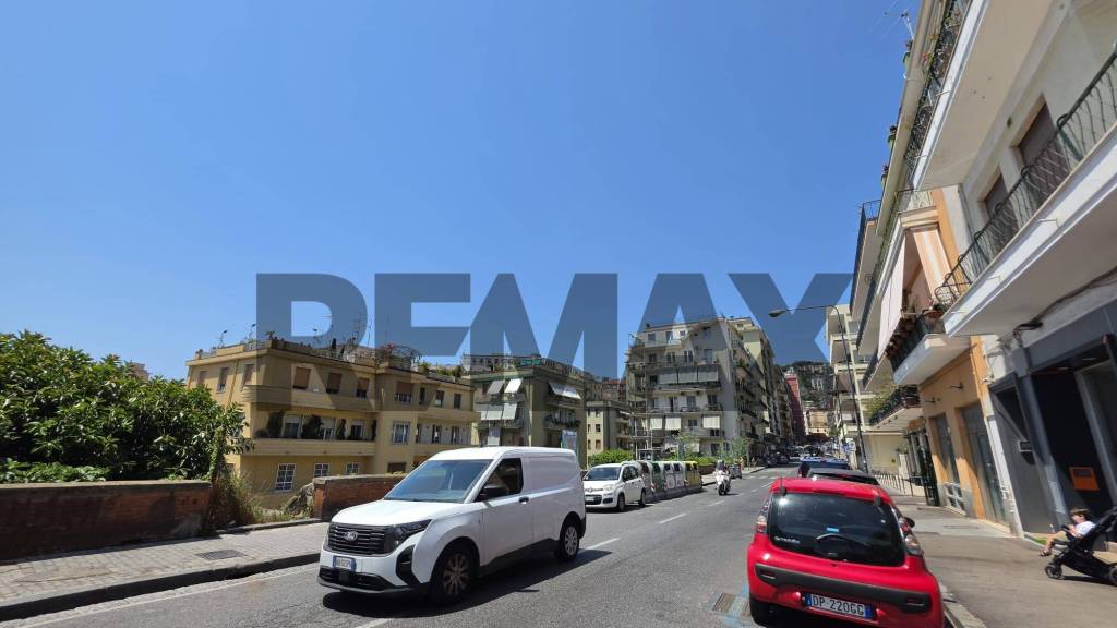 locale di sgombero in affitto a Napoli in zona Chiaia
