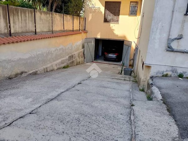 locale commerciale in affitto a Napoli in zona Barra