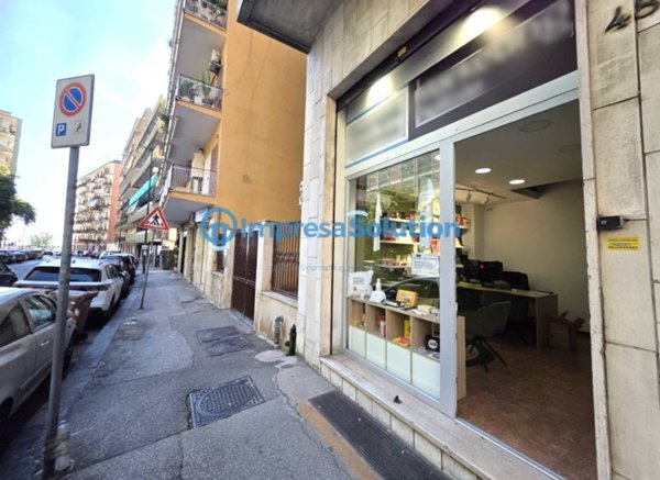 negozio in affitto a Napoli in zona Vomero
