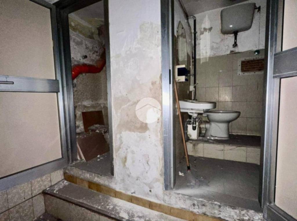 locale di sgombero in affitto a Napoli in zona San Carlo all'Arena