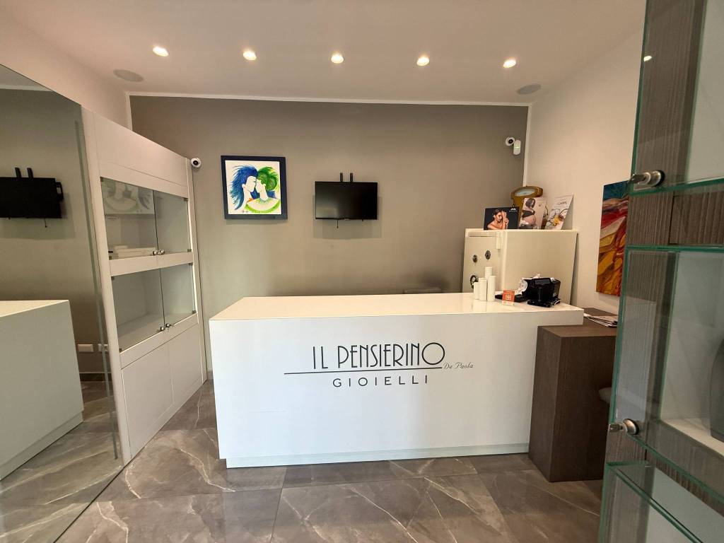 negozio in affitto a Napoli in zona Arenella