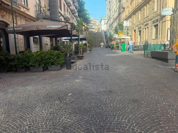 locale commerciale in affitto a Napoli in zona Vomero