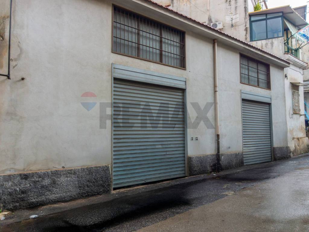 negozio in affitto a Napoli