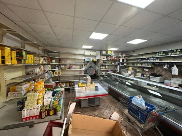 negozio in affitto a Napoli in zona Secondigliano