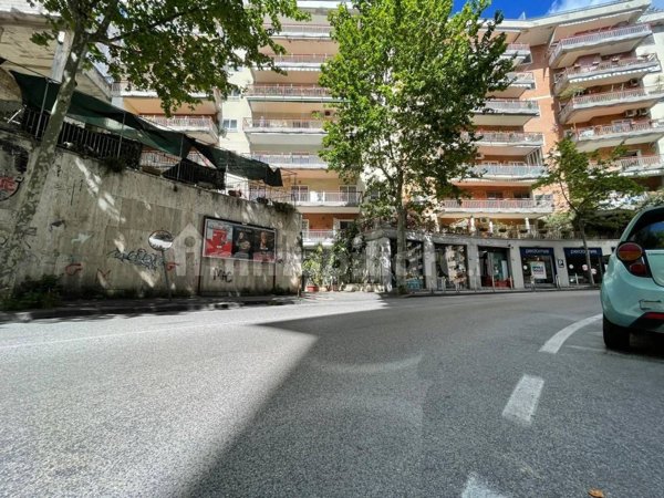 locale commerciale in affitto a Napoli in zona Arenella