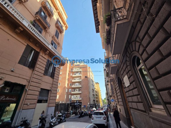 negozio in affitto a Napoli in zona Chiaia