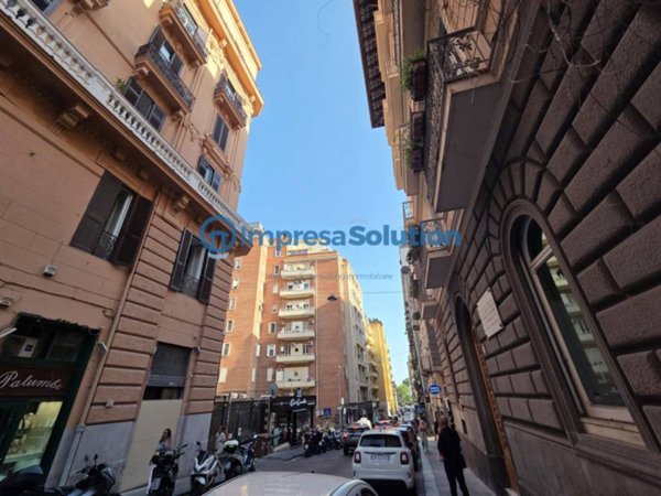 negozio in affitto a Napoli in zona Chiaia