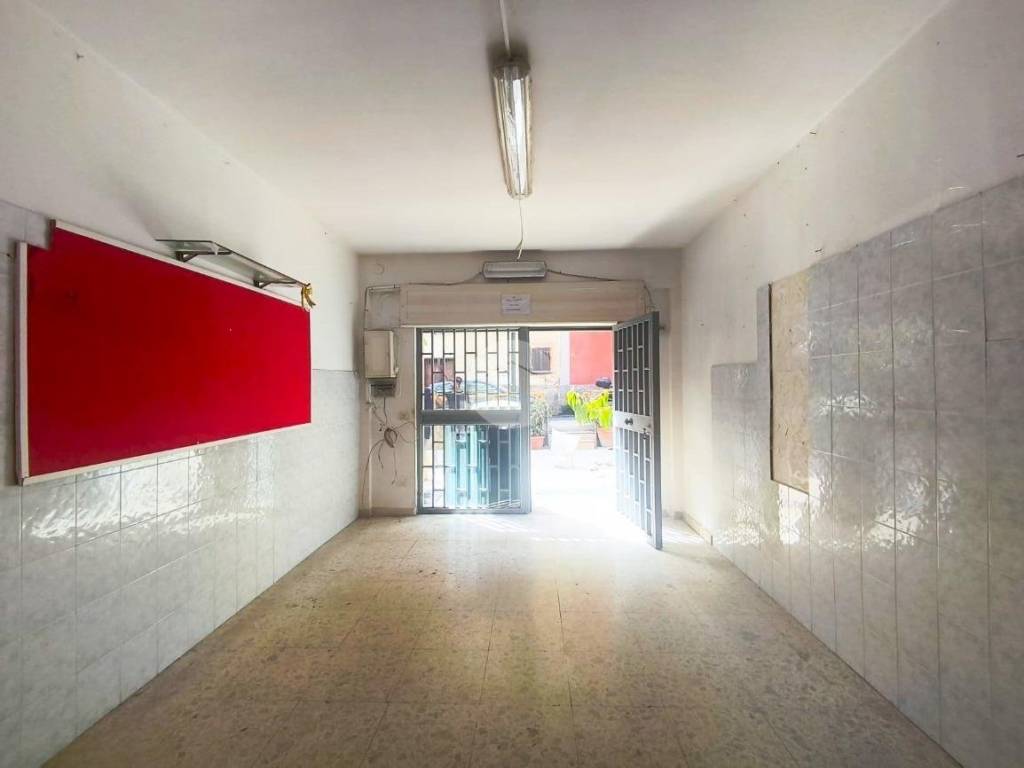 negozio in affitto a Napoli in zona Arenella