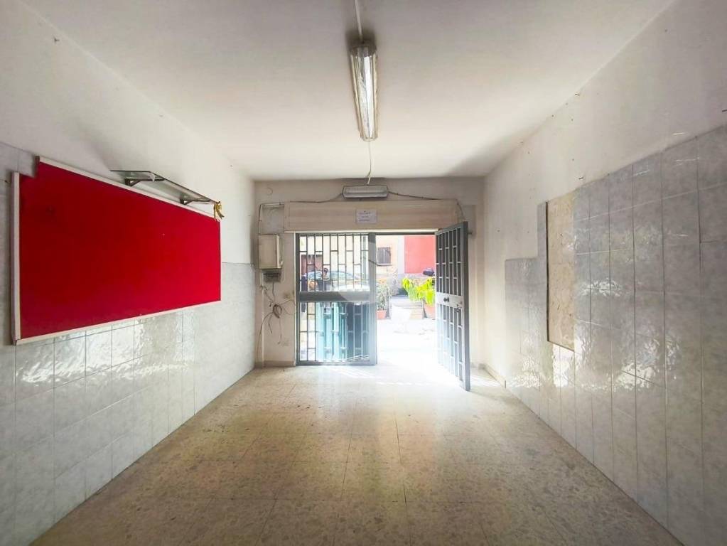 negozio in affitto a Napoli in zona Arenella