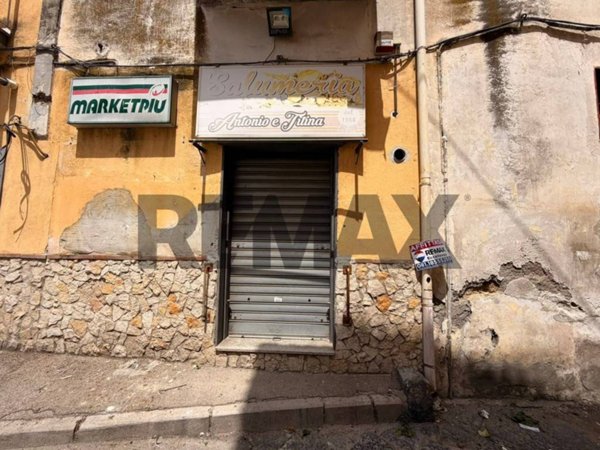 negozio in affitto a Napoli in zona Chiaiano