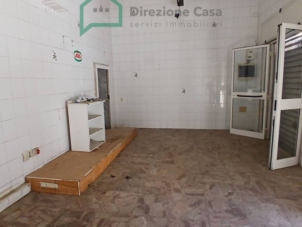 negozio in affitto a Napoli in zona Capodichino