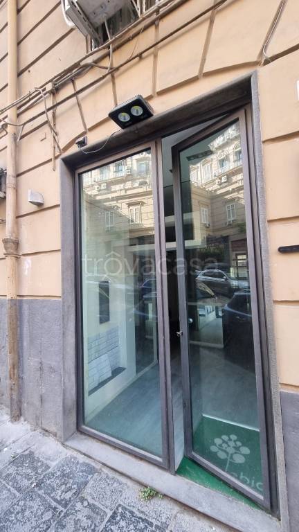 negozio in affitto a Napoli in zona Chiaia