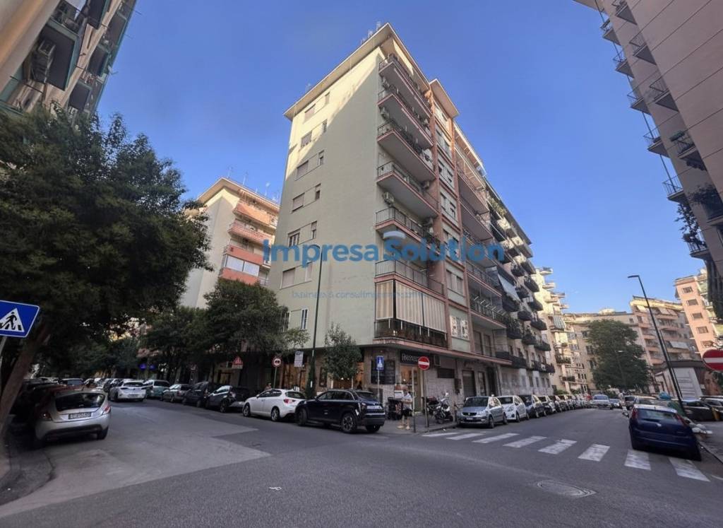 negozio in affitto a Napoli in zona Arenella