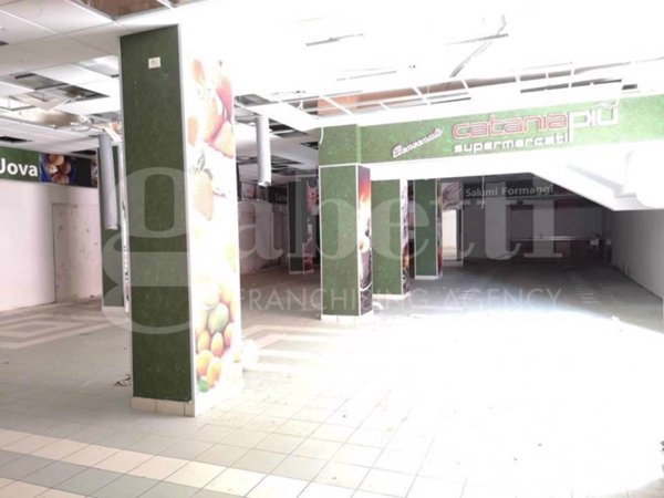 locale di sgombero in affitto a Napoli in zona Bagnoli
