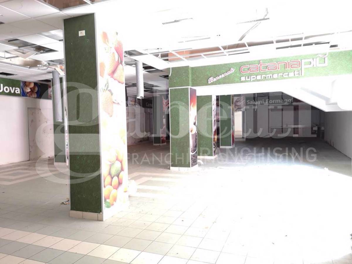 locale di sgombero in affitto a Napoli in zona Bagnoli