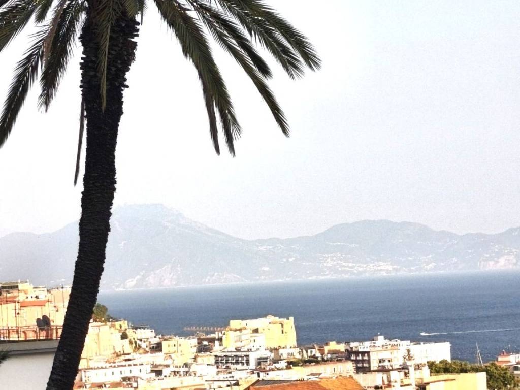 appartamento in affitto a Napoli in zona Chiaia