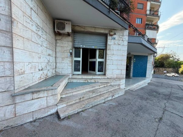negozio in affitto a Napoli in zona Camaldoli