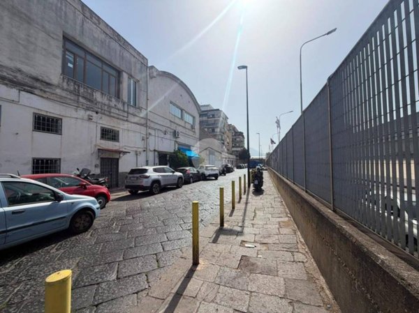 negozio in affitto a Napoli in zona Zona Industriale-Ferrovia