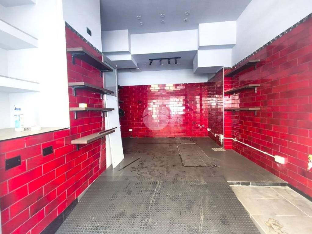 negozio in affitto a Napoli in zona Vomero