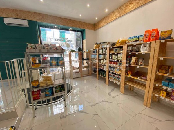 negozio in affitto a Napoli in zona Arenella