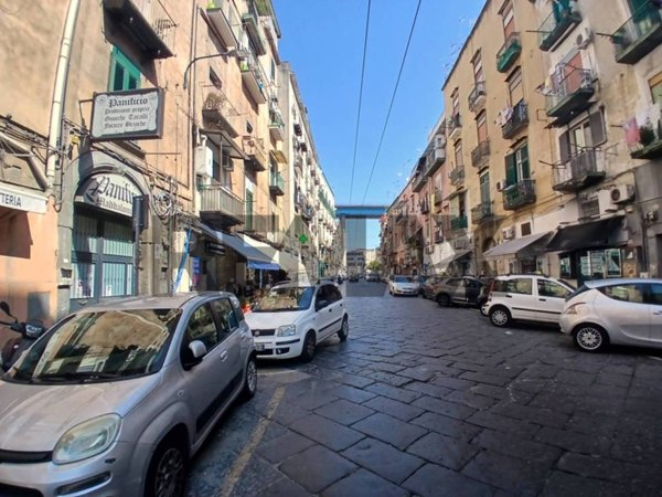negozio in affitto a Napoli in zona San Carlo all'Arena