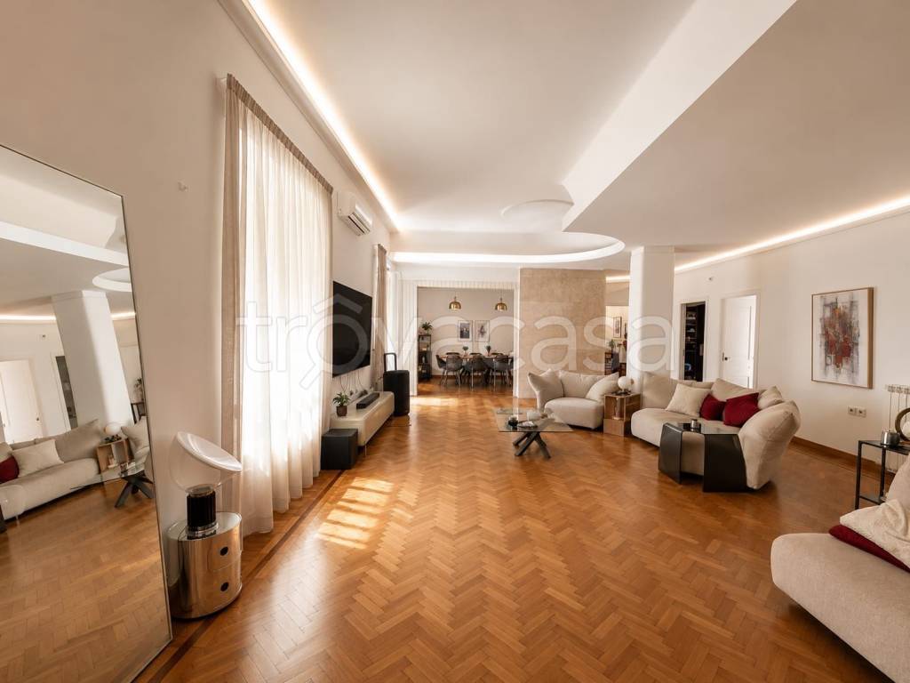 appartamento in affitto a Napoli in zona Chiaia