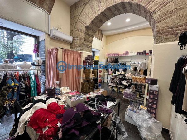 negozio in affitto a Napoli in zona Pendino / San Giuseppe