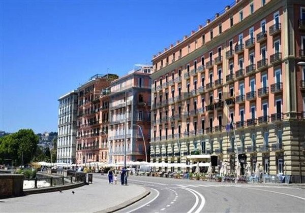 casa indipendente in affitto a Napoli in zona Chiaia
