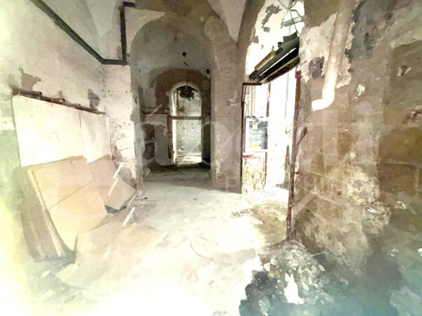 negozio in affitto a Napoli in zona Porto