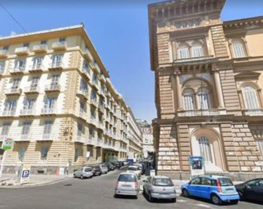 negozio in affitto a Napoli in zona Chiaia