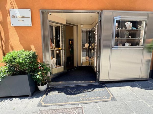 negozio in affitto a Napoli in zona Chiaia