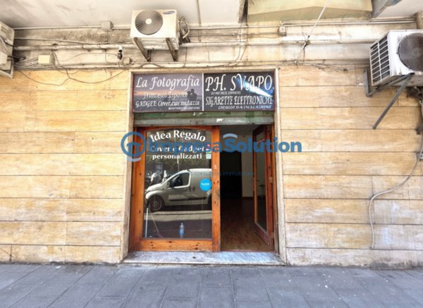 locale commerciale in affitto a Napoli in zona Fuorigrotta