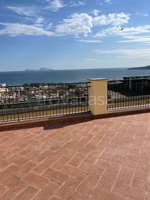 appartamento in affitto a Napoli in zona Chiaia